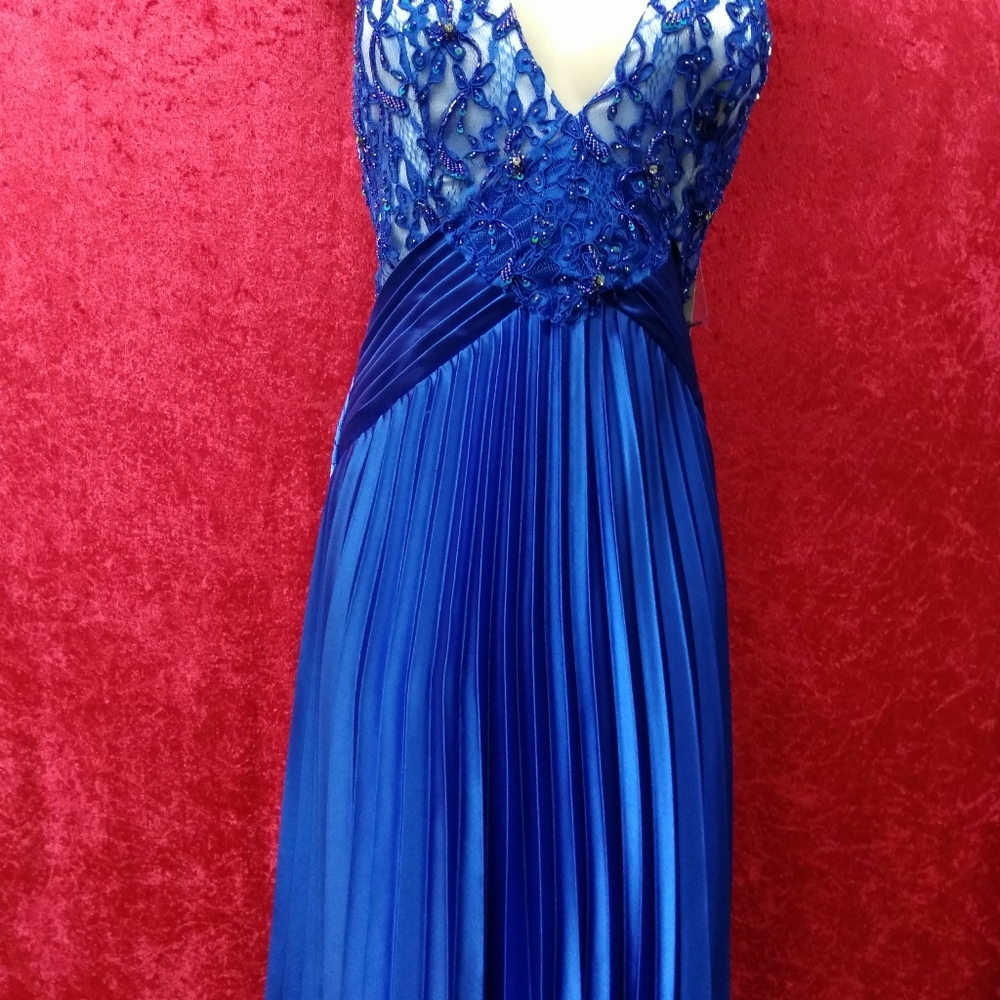 Dresses - Picture 3 of 4